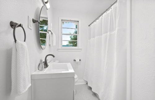 Private Uptown Flat - Walk to Nights of Lights! - Foto 17