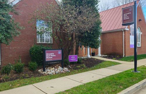 Book Now! 8-Min to Metro - King Bed- Old Town Central Retreat - Floyd's Freedom - - Foto 24