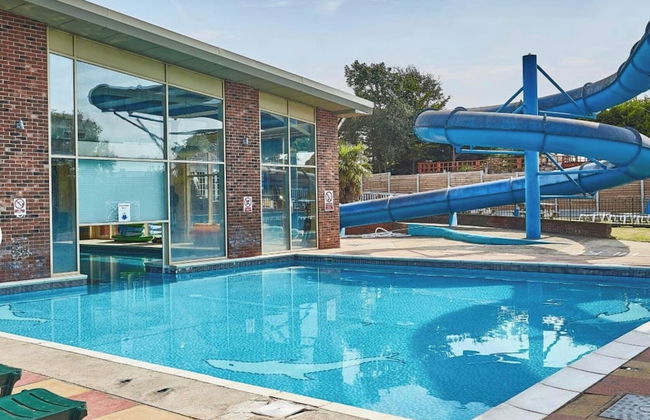 3 Bedroom Caravan - Sleeps 8 - Parking, Wifi, Pool - Photo 12