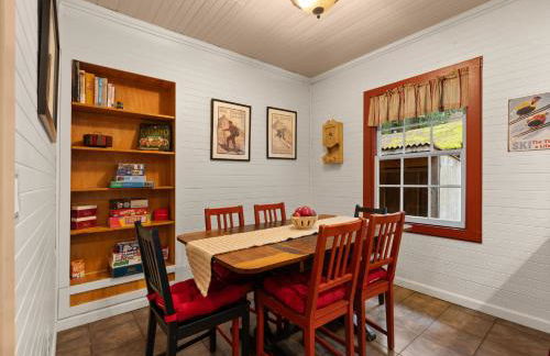 Whispering Pines - Cabin w hot tub - Foto 35