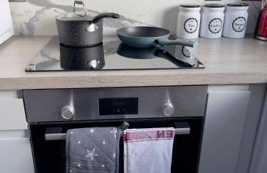 Elegant 3-bed apartment with FREE onsite PARKING in Enfield - Out door Patio - Big savings on Longer Stays - Photo 35