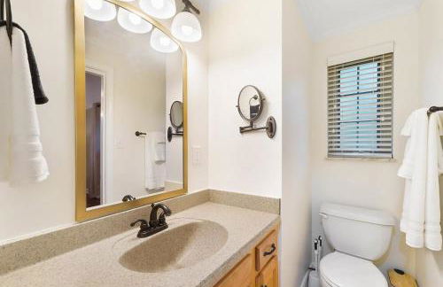 The Sleepy Tiki - game room, tiki lounge, firepit - Foto 16