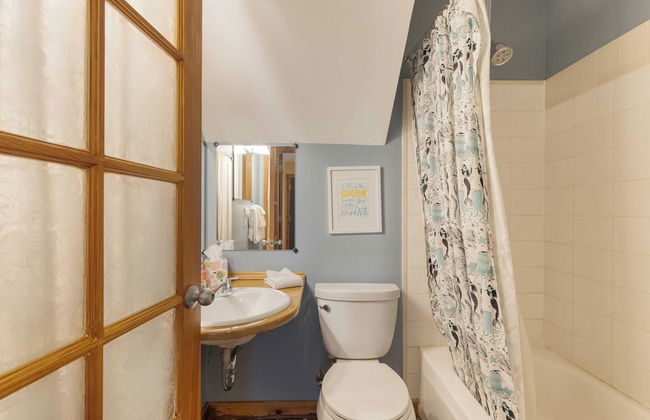 Deck Views, Fire Pit, Pool, 3 Mins to Beach Madrona Tree Retreat by Avantstay - Foto 34