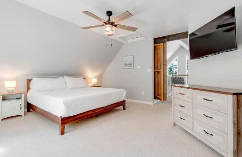 Waterfront Access with Kayaks Private Deck and a Firepit - Photo 7