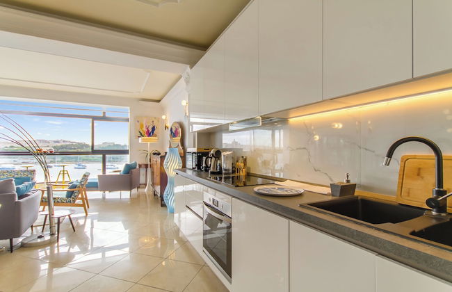 A Magnificent Sunny Seafront Apart Sliema - Photo 9