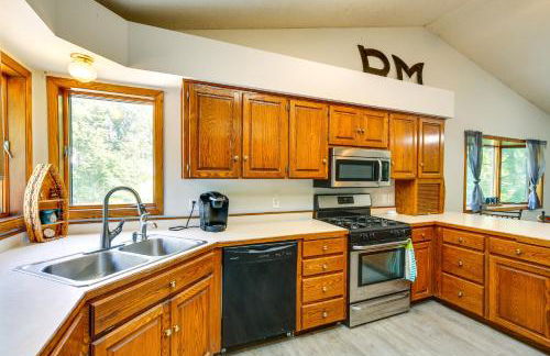 2 Mi to Cedar Lake Quiet Home with Fire Pit and Deck - Foto 10