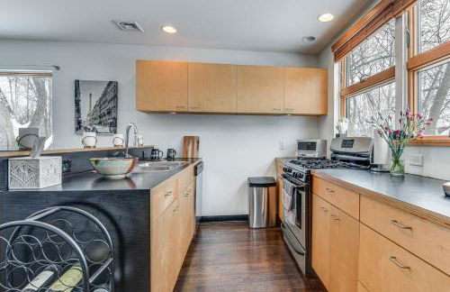 Couples Retreat Near UVM! Unique Studio with Deck - Foto 7