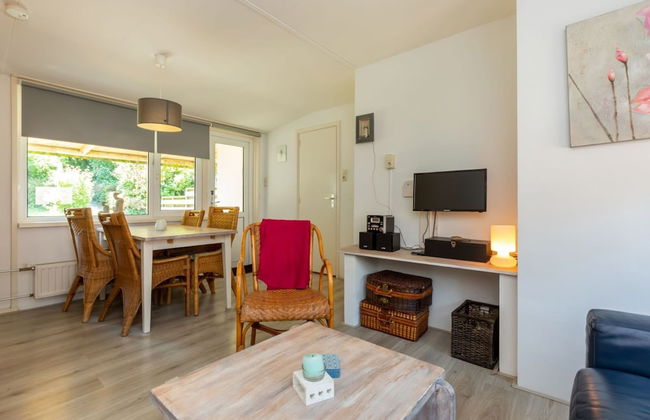 Cozy Holiday Home 3 Minutes From the Beach! - Photo 10