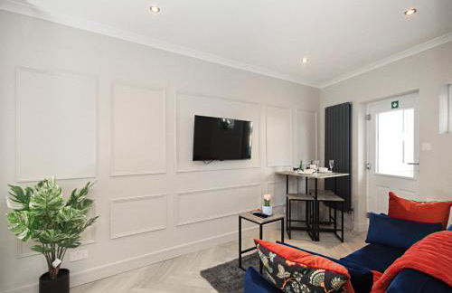 Rayan Heights Cosy 1 bedroom flat sleeps 2 perfect for contractors tourists families - Free parking - Foto 41