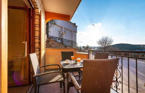 2 Bedroom Amazing Apartment In Modric - Photo 2