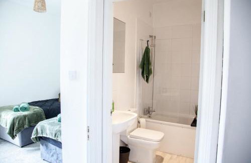 Manchester 3BR House Contractor Hospital Uni - Foto 7