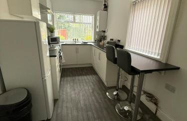 Stylish 4 Bed for long and short term stays - Photo 9