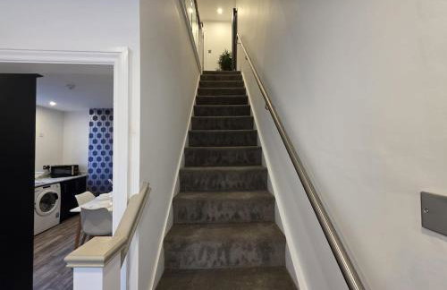 #18 Anfield 5 min walk Sleeps 7 4BR 5Bed 3Bathrms - Photo 8