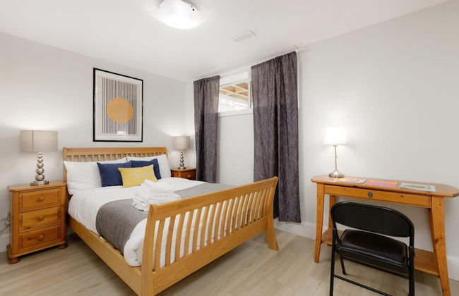 Stylish 1 BR Suite in North Vancouver 10 Mins ski - Photo 2