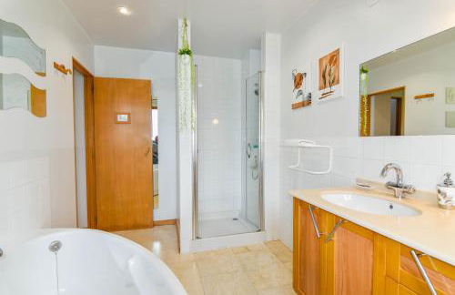 Casa con gran jardín y piscina en Cabarceno - Foto 23