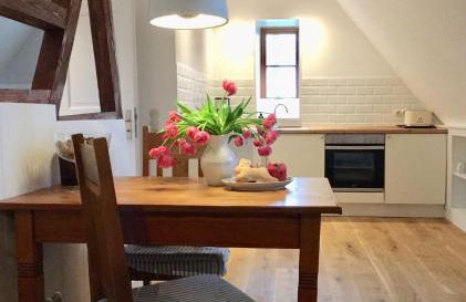 Dachgeschosswohnung Warft Simmerdeis in Reetdachhaus mit parkähnlichem Garten - Foto 9