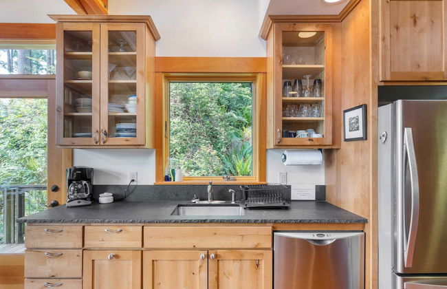 Goss Lake Chalet by Avantstay Lakefront w/ Dock - Photo 17