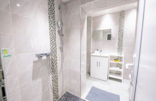 4BR 2Bath Home -Hot Tub, Free Parking & Games Room - Foto 47