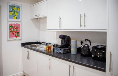 6 BR 3 Bath Spacious Tudor House & Free Parking - Foto 55