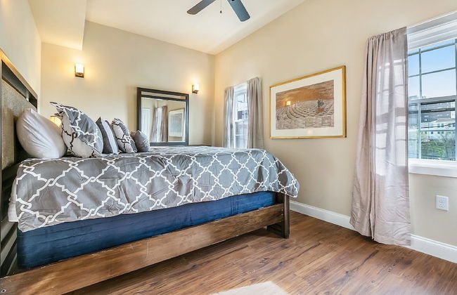 2BD Spacious condo Steps from ST Charles - Foto 2