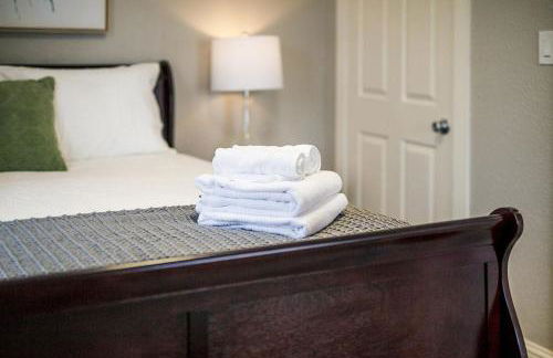 Couples Getaway | Walk to Unc | Free Cruiser Bikes - Foto 36