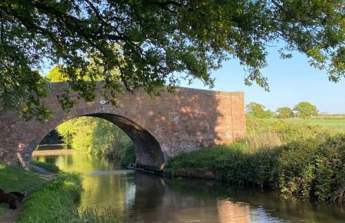 Cosy Canal-side lodge with log burner - Foto 47
