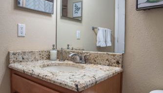 Modern DT Home-King size Bed-Patios-Long Stays-WiFi - Foto 3