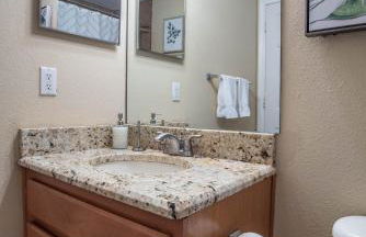 Modern DT Home-King size Bed-Patios-Long Stays-WiFi - Foto 3