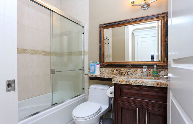 Grand 4 Bedroom Vacation House near Vancouver Downtown - Photo 29