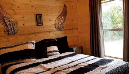 Texas State Glamping in this Charming Cabin Rental for Six in Pipe Creek - Foto 5