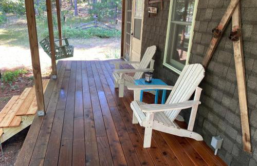 Cabin in the woods with fire pit and porch - Foto 52