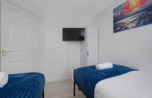 New! Spacious Retreat for 10 Perfect for Families! - Photo 10