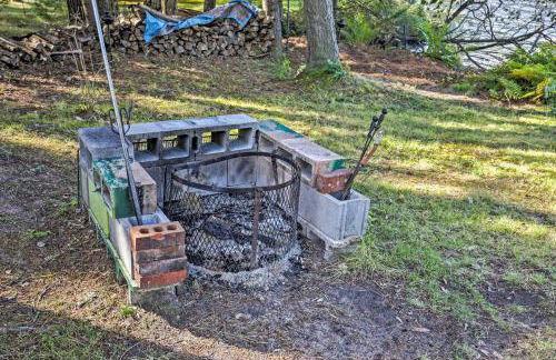 Lakefront Family Getaway with Private Deck and Dock! - Foto 22