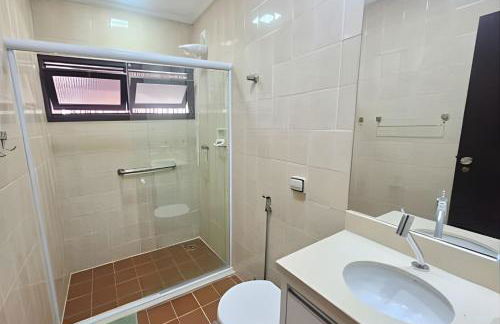 Perto da Praia com ar e estacionamento - Foto 6