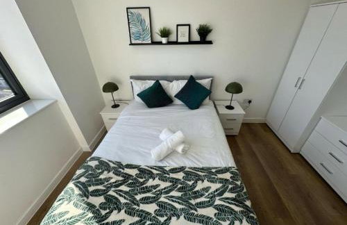 Two Bedroom City View Apartment Liverpool by StaySavvy Accommodation - Photo 45