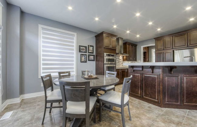 Luxury Retreat Modern Spacious 4 Bedroom Home - Photo 4