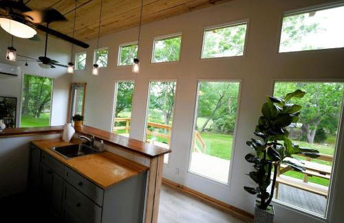 Luxe 2BR Cabin with Deck and Creek View - Working Farm - Foto 3