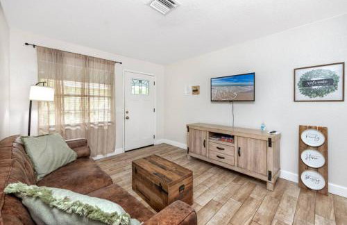 1 Block to Downtown - 7 min to beach - King bed & Free parking - Foto 8