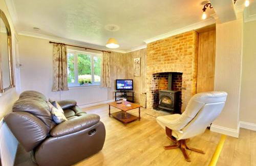 EasyRest - Spacious Detached House - 10 Beds - 5 Bedrooms - 4 Bathrooms - Secure Parking 5 Vehicles - Excellent Road Links - Perfect for Contractors & Large Groups - Foto 11