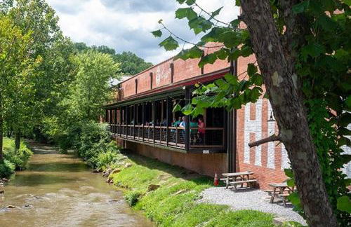 Mountain View Bungalow Near Breweries, Trails, Pool and Waterfalls - Foto 28