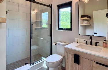 Three Suns Full Rental | 8 Cabins | Views | River - Foto 30