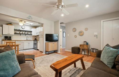 Cozy 2BR Condo - Beachside Bliss with Yard Space condo - Foto 7