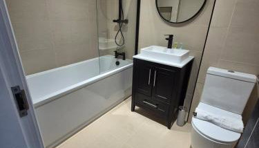 #23 Lux stylish 2 bed 2 bath with balcony NEC n12 - Sleeps 4 - "Perfect for contractors and Families - Free Parking" - Foto 5, Shower