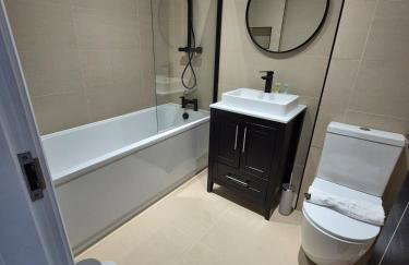 #23 Lux stylish 2 bed 2 bath with balcony NEC n12 - Sleeps 4 - "Perfect for contractors and Families - Free Parking" - Foto 5