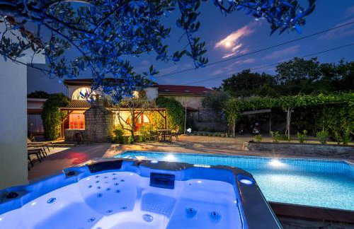 Stone Lady Holiday home with pool&hot tub,sauna,bbq,garden - Foto 1