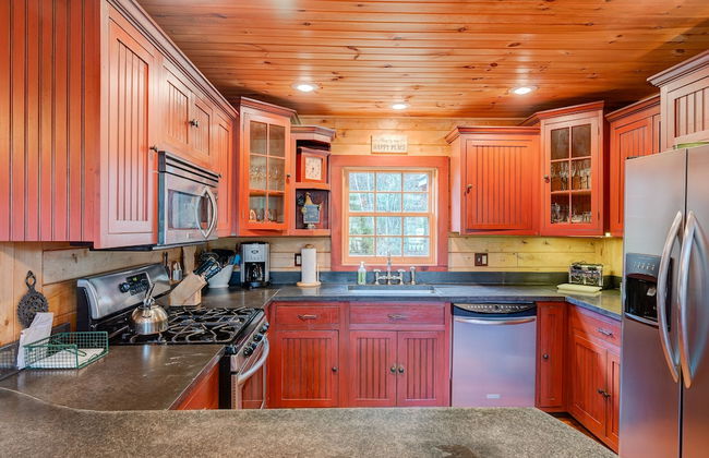 Mount Snow Cabin with Private Hot Tub by RedAwning - Foto 9