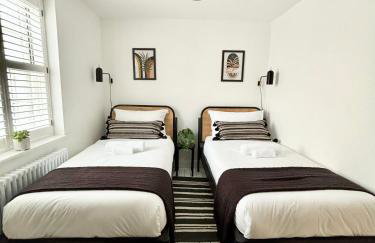 Stunning 3 bedroom & 2 bathroom cottage with patio - Foto 24