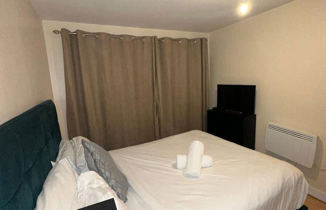 Remarkable 1-bed Apartment in Romford - Photo 7