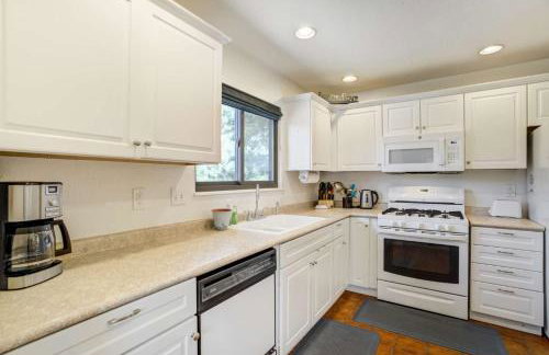 Central 3BR Home Near UCCS & Hospitals | MTR Ready - Foto 9