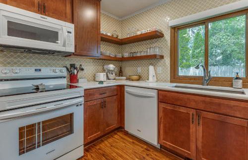 Beautiful 3BR Home Near Lake MI - Photo 48